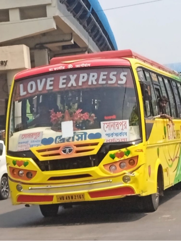 LOVE EXPRESS bus WB49N2161